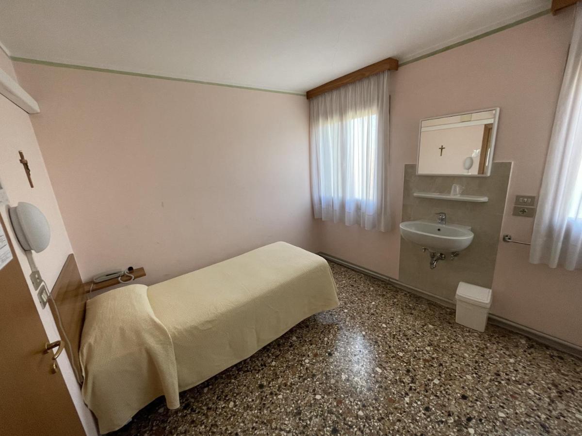 Single Room Private External Bathroom,1377874979:JPEG